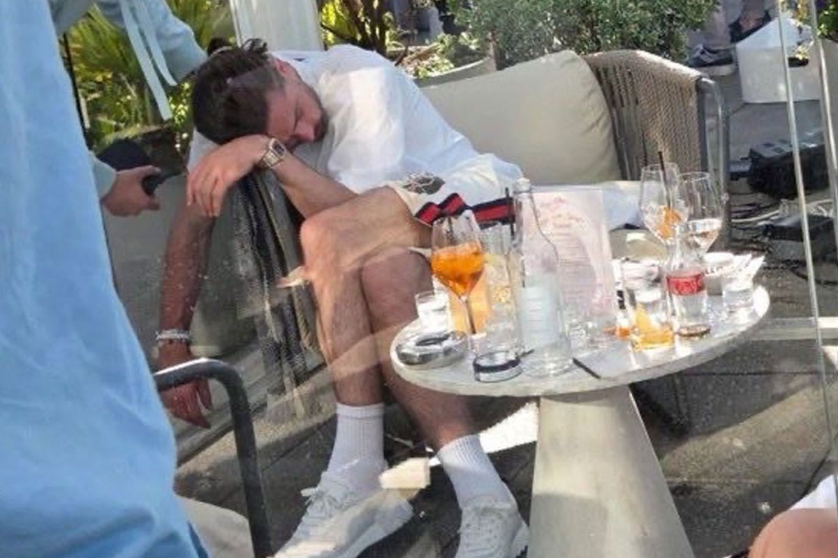 Yıldız futbolcuyu daha önce böyle görmediniz! İçip içip bayıldı