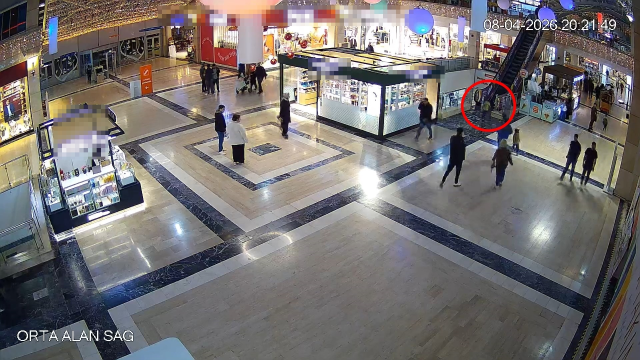 Yürüyen merdivene eli sıkışan çocuğun kopan parmağı kurtarılamadı