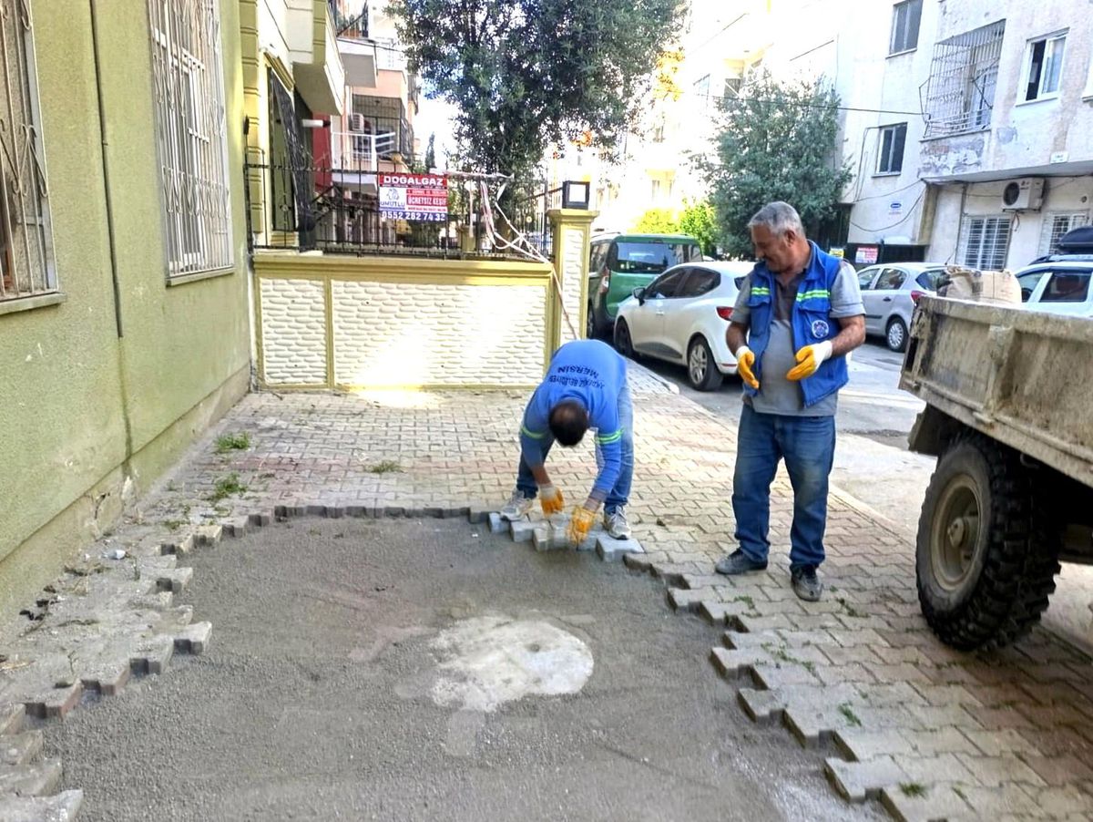 Akdeniz\'de yol ve kaldırımlar yenileniyor