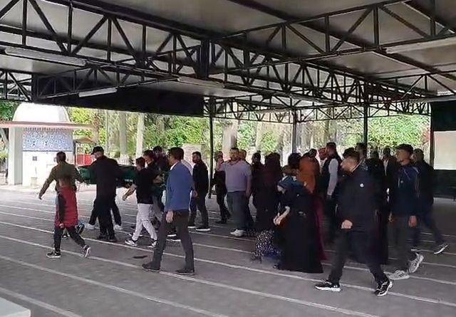Kaybettiği oğluna cenazede veda etti, sonrasında gözaltına alındı