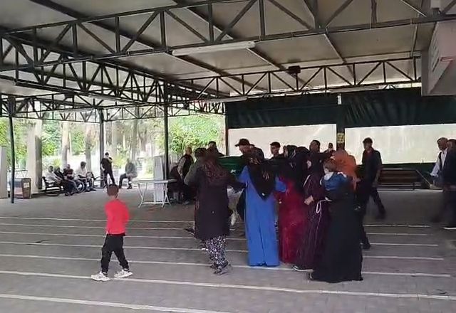 Kaybettiği oğluna cenazede veda etti, sonrasında gözaltına alındı