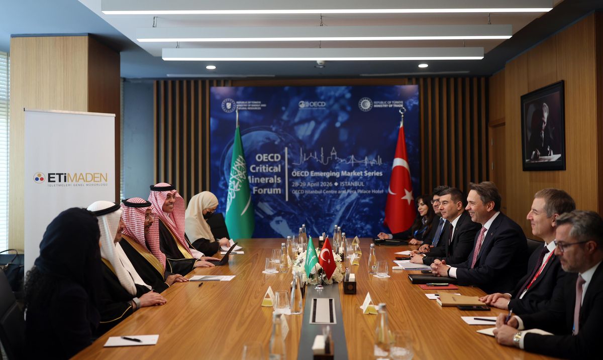 Bakan Bayraktar, Suudi Bakan ile Görüştü