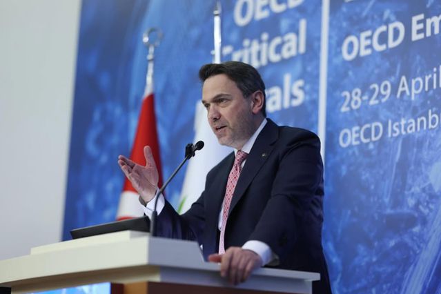 Bakan Bayraktar’dan sert uyarı: İşçisinin hakkını ödemeyene ruhsat yok