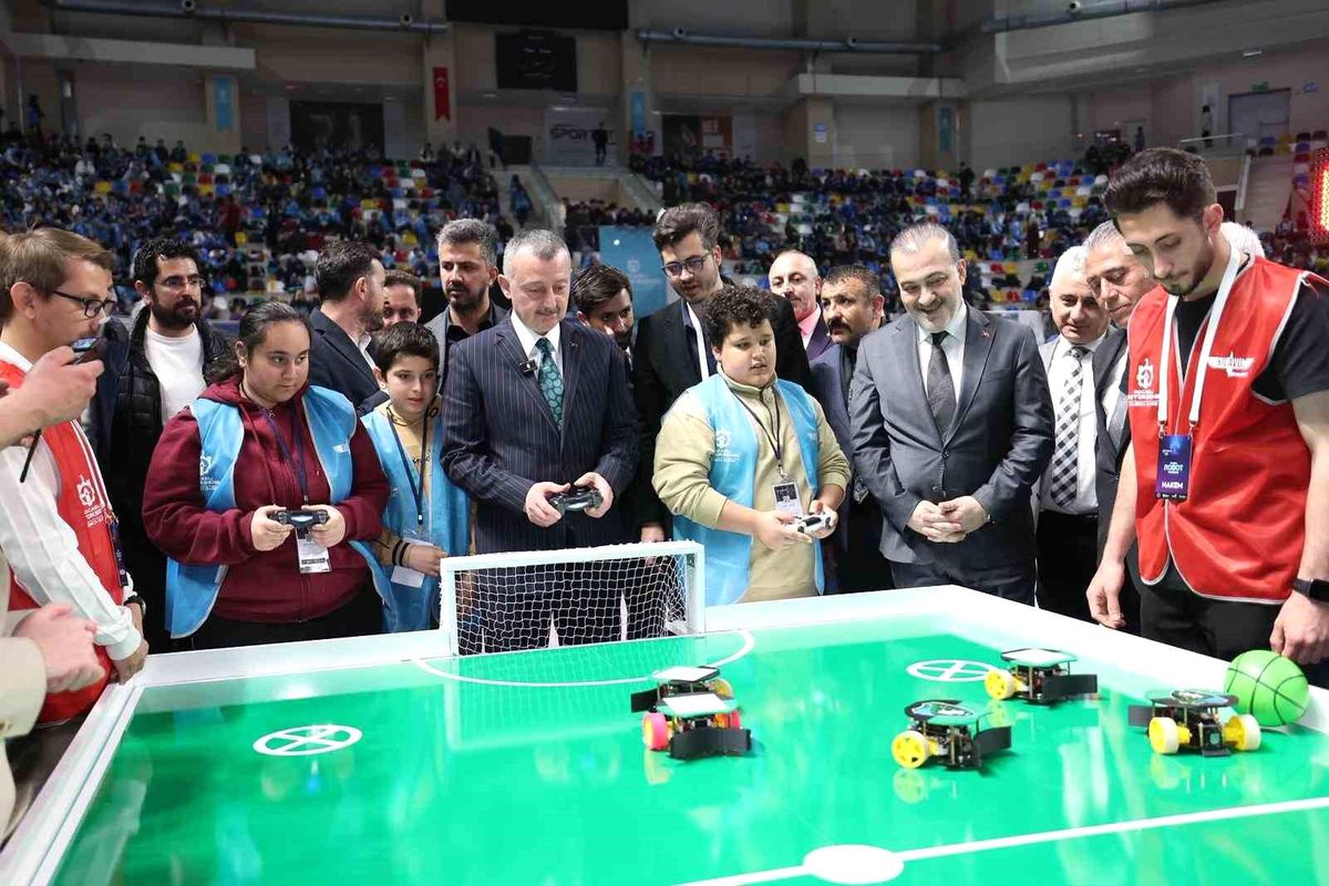 Başkan Büyükakın ve Kocaelisporlu futbolcular "robot futbolu" oynadı