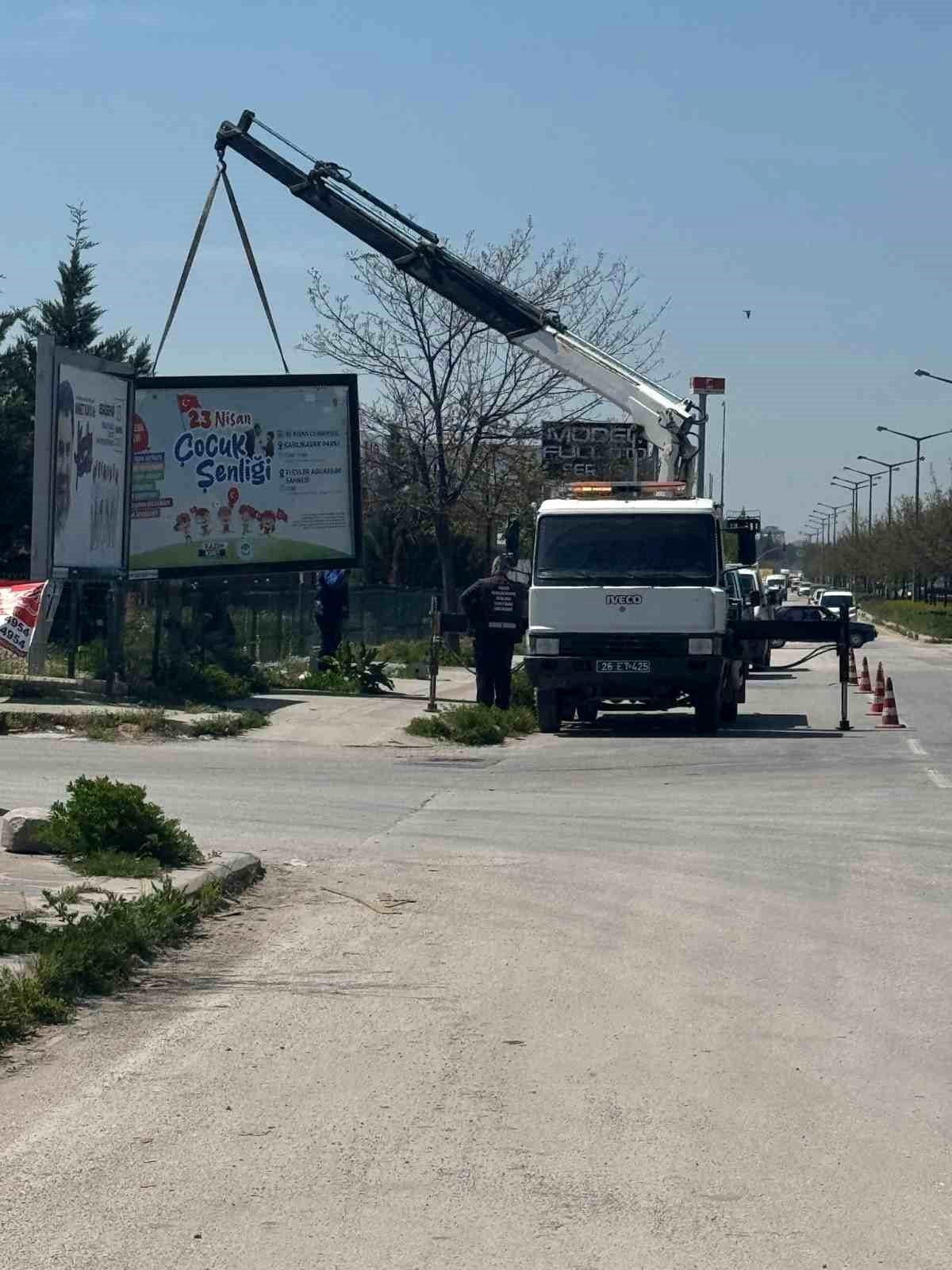 Başkan Tunç\'tan Büyükşehir\'e \'billboard\' tepkisi: "Bu zararı kim karşılayacak?"