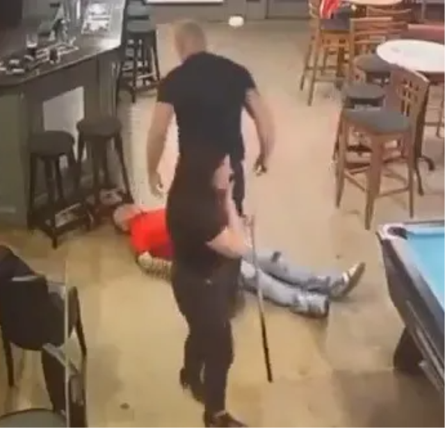 Bilardo masasında taciz intikamı! Karısına dokunan adamı tek yumrukla nakavt etti!