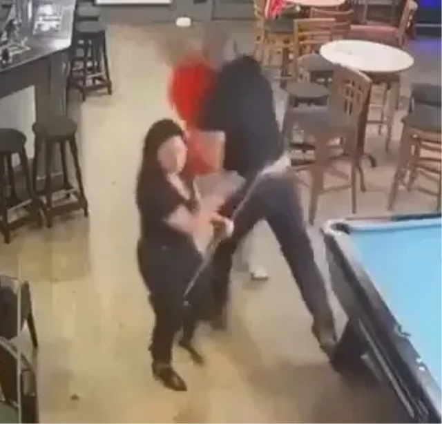 Bilardo masasında taciz intikamı! Karısına dokunan adamı tek yumrukla nakavt etti!