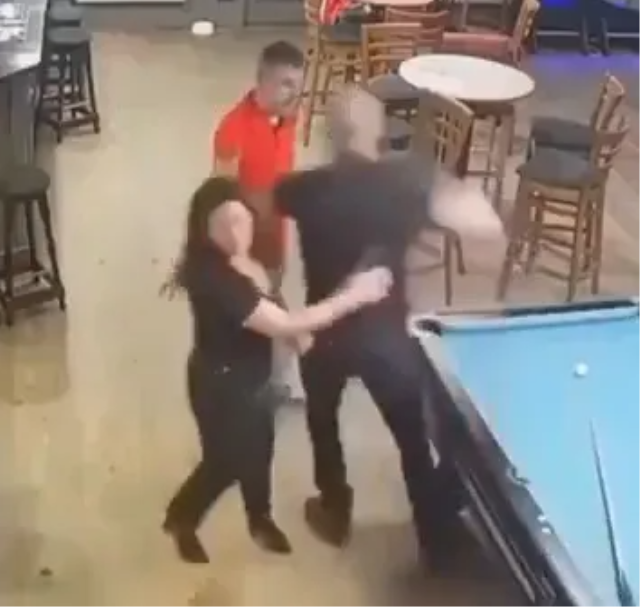 Bilardo masasında taciz intikamı! Karısına dokunan adamı tek yumrukla nakavt etti!