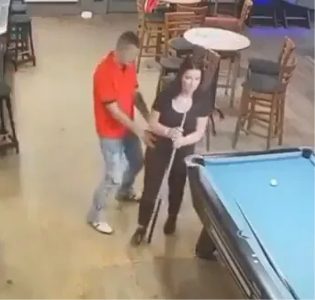 Bilardo masasında taciz intikamı! Karısına dokunan adamı tek yumrukla nakavt etti!