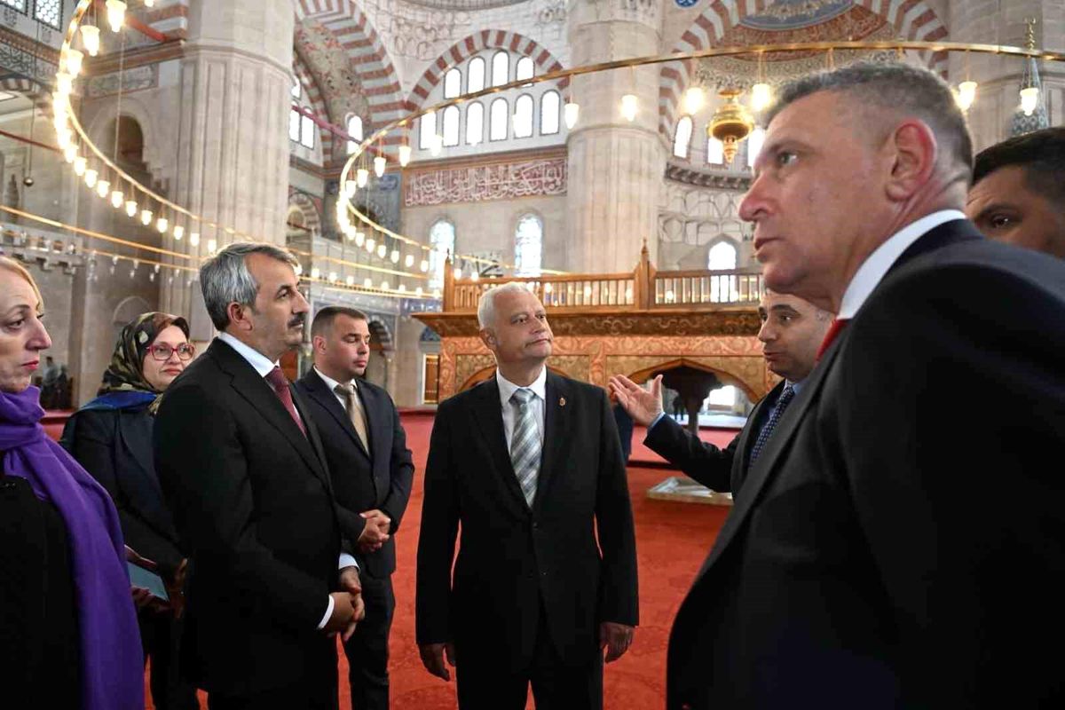Bulgar Heyet Selimiye Camii\'ni Ziyaret Etti