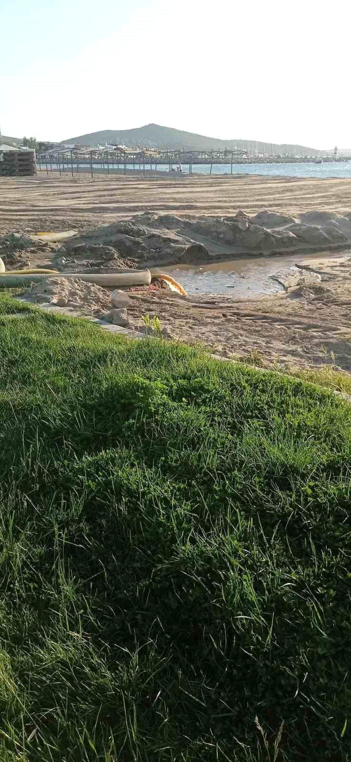 Burhaniye\'de Halk Plajında Kirli Sular Tepki Çekti
