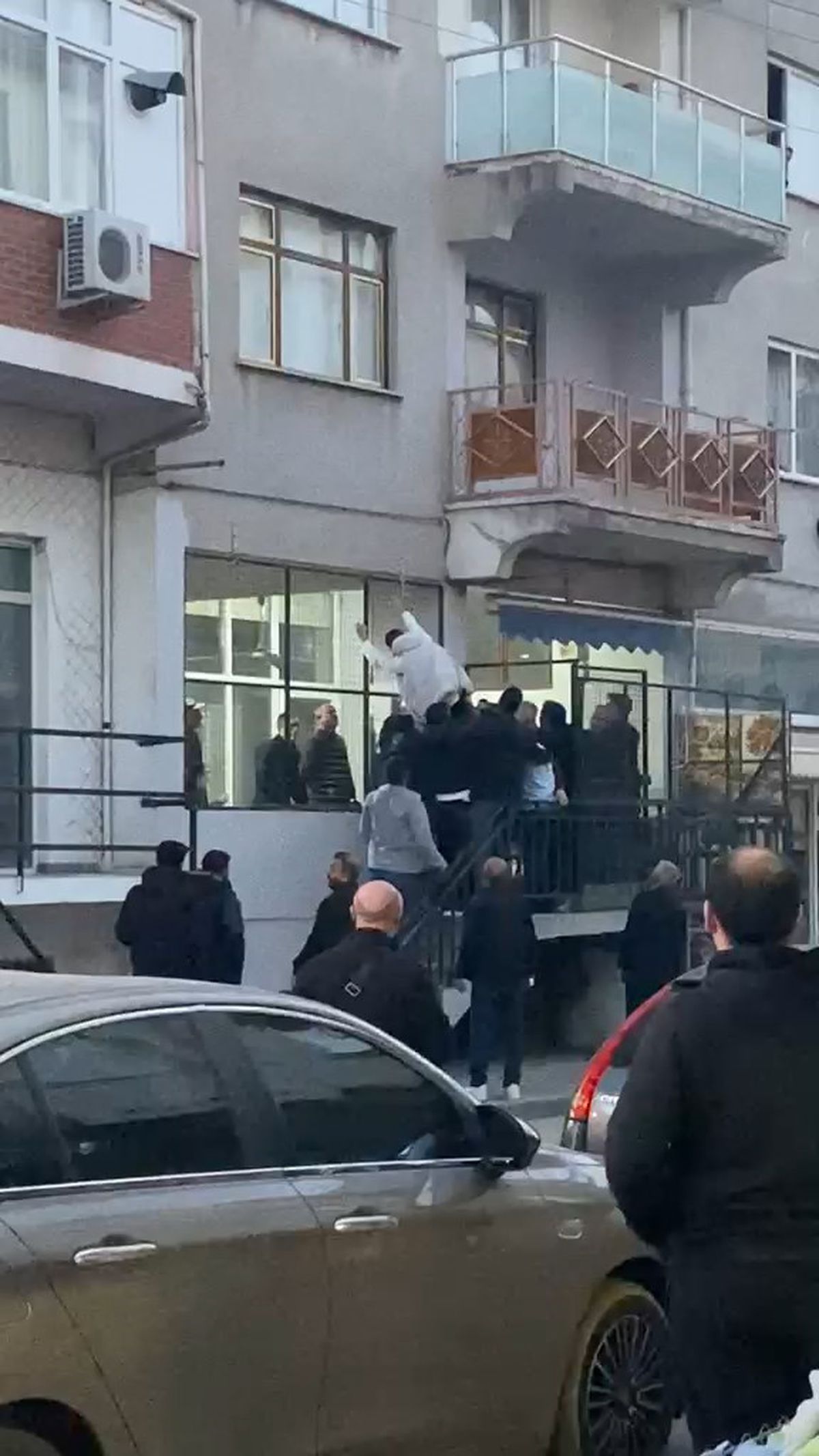 Bursa\'da iki grup arasındaki tekme ve sopalı kavga kamerada