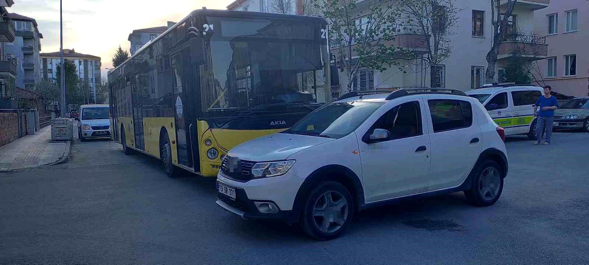 Çorum\'da Otobüs ile Araç Çarpıştı: 4 Yaralı
