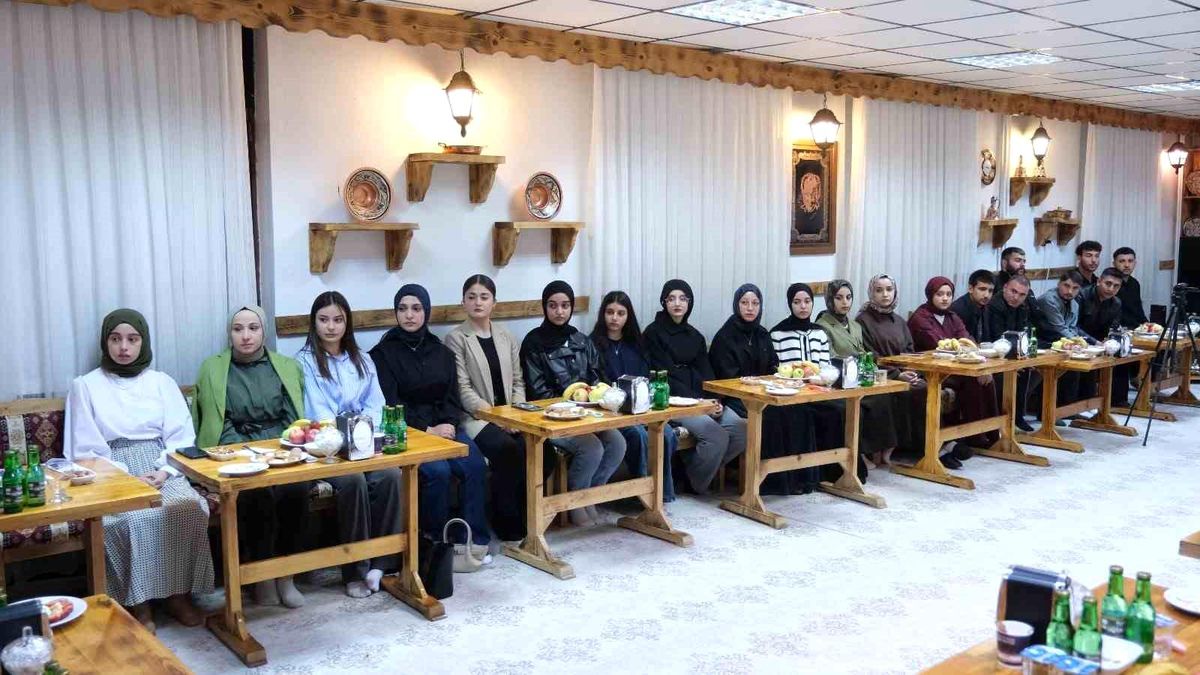 Erzincan\'da Yıldırım gençlerle bir araya geldi