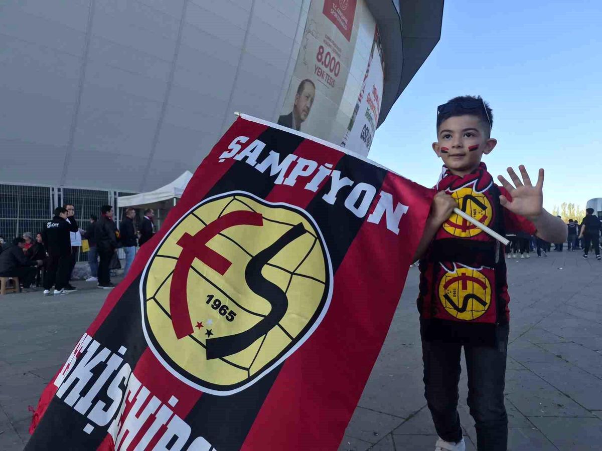 Minik Hüseyin Eskişehirspor\'u Destekledi