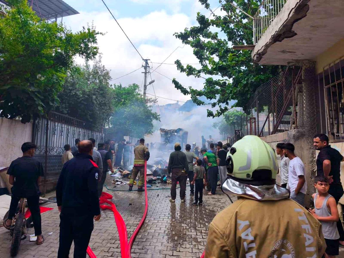 Ev eşyası yüklü pikap alevlere teslim oldu