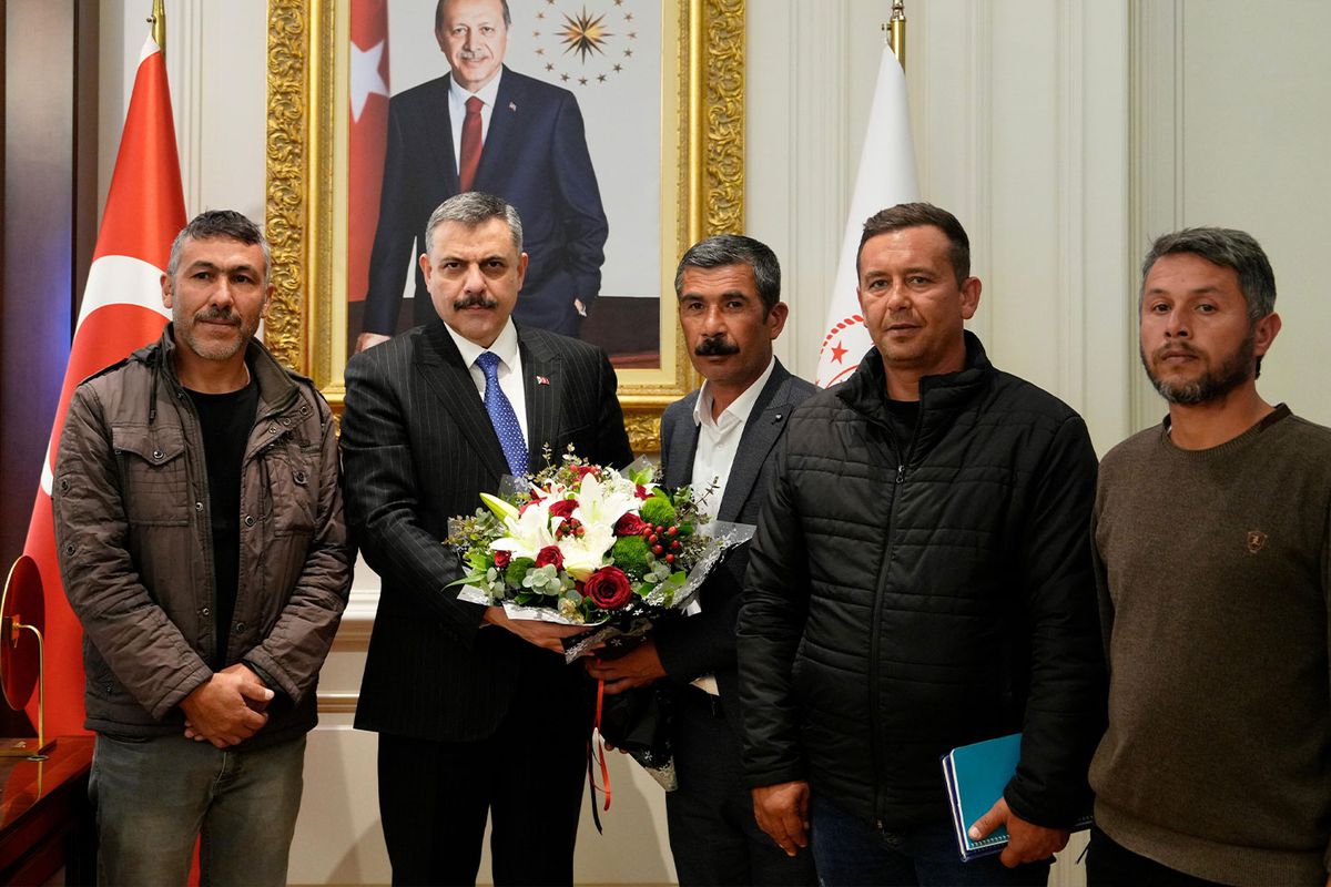 Eylemlerini sonlandıran maden işçileri İçişleri Bakanı Çiftçi\'yi ziyaret etti