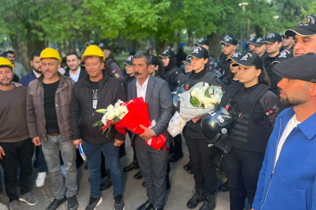 Günlerdir süren krizin ardından madenciler polislere çiçek verdi