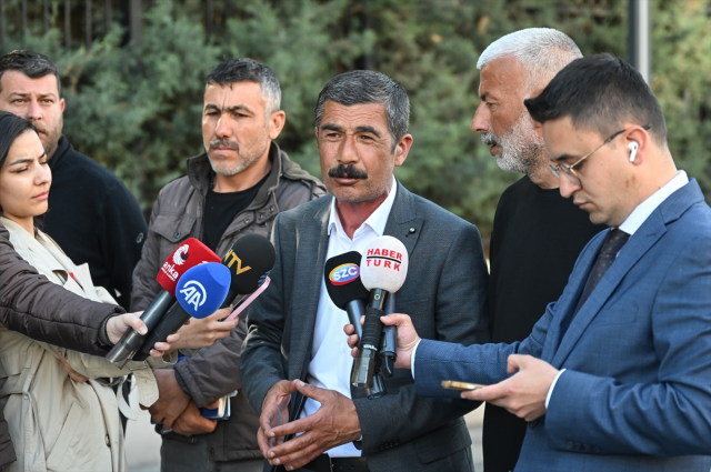 Günlerdir süren krizin ardından madenciler polislere çiçek verdi