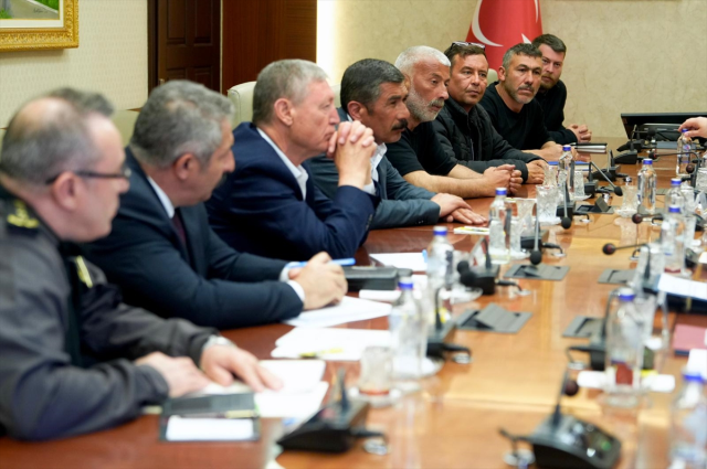 Günlerdir süren krizin ardından madenciler polislere çiçek verdi