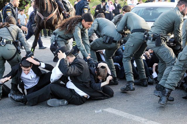 İsrail’in Askalan kentinde zorunlu askerlik karşıtı Harediler, askeri polis komutanının evini bastı