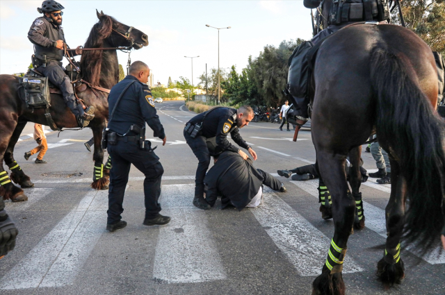 İsrail'in Askalan kentinde zorunlu askerlik karşıtı Harediler, askeri polis komutanının evini bastı