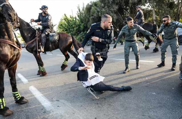 İsrail'in Askalan kentinde zorunlu askerlik karşıtı Harediler, askeri polis komutanının evini bastı