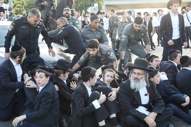 İsrail'in Askalan kentinde zorunlu askerlik karşıtı Harediler, askeri polis komutanının evini bastı