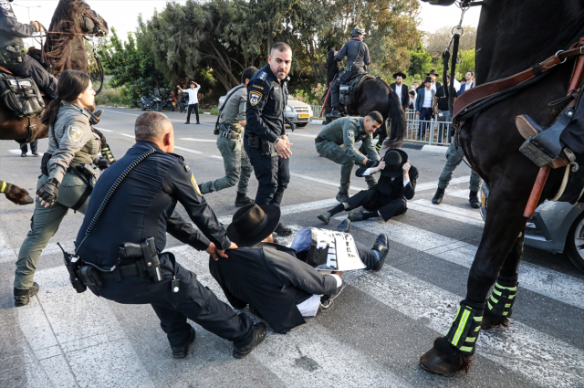 İsrail'in Askalan kentinde zorunlu askerlik karşıtı Harediler, askeri polis komutanının evini bastı