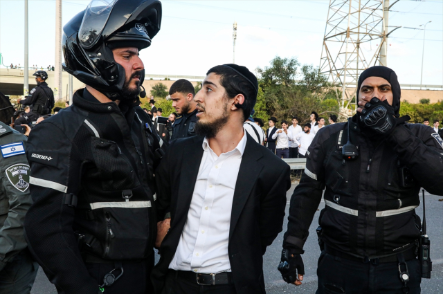 İsrail'in Askalan kentinde zorunlu askerlik karşıtı Harediler, askeri polis komutanının evini bastı