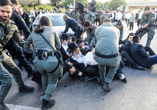 İsrail'in Askalan kentinde zorunlu askerlik karşıtı Harediler, askeri polis komutanının evini bastı