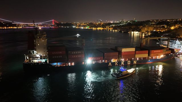 İstanbul Boğazı’nda faciadan dönüldü: Yalıya metreler kala karaya oturdu