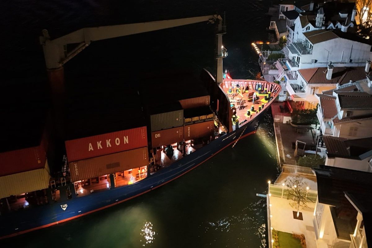 İstanbul Boğazı\'nda facianın eşiğinden dönüldü