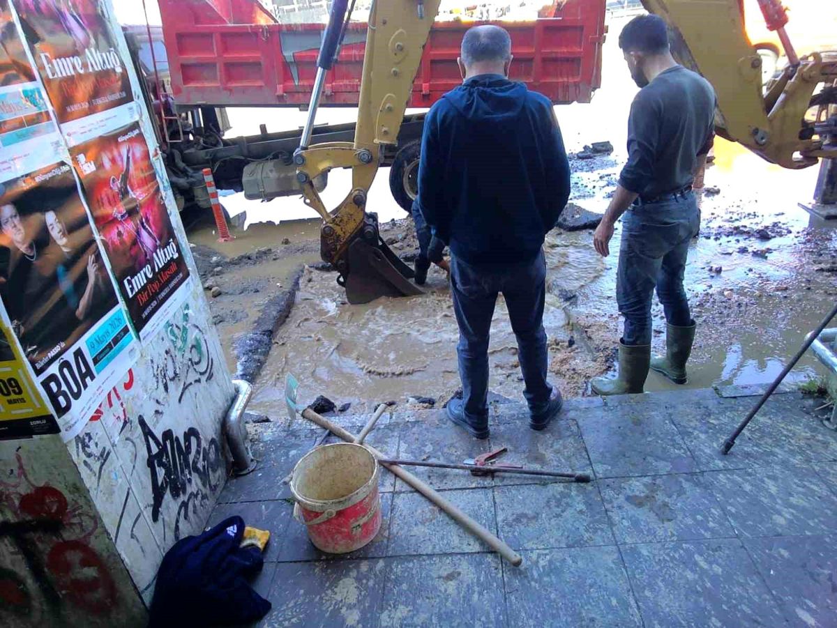 Kadıköy\'de ait su borusu patladı, yollar göle döndü