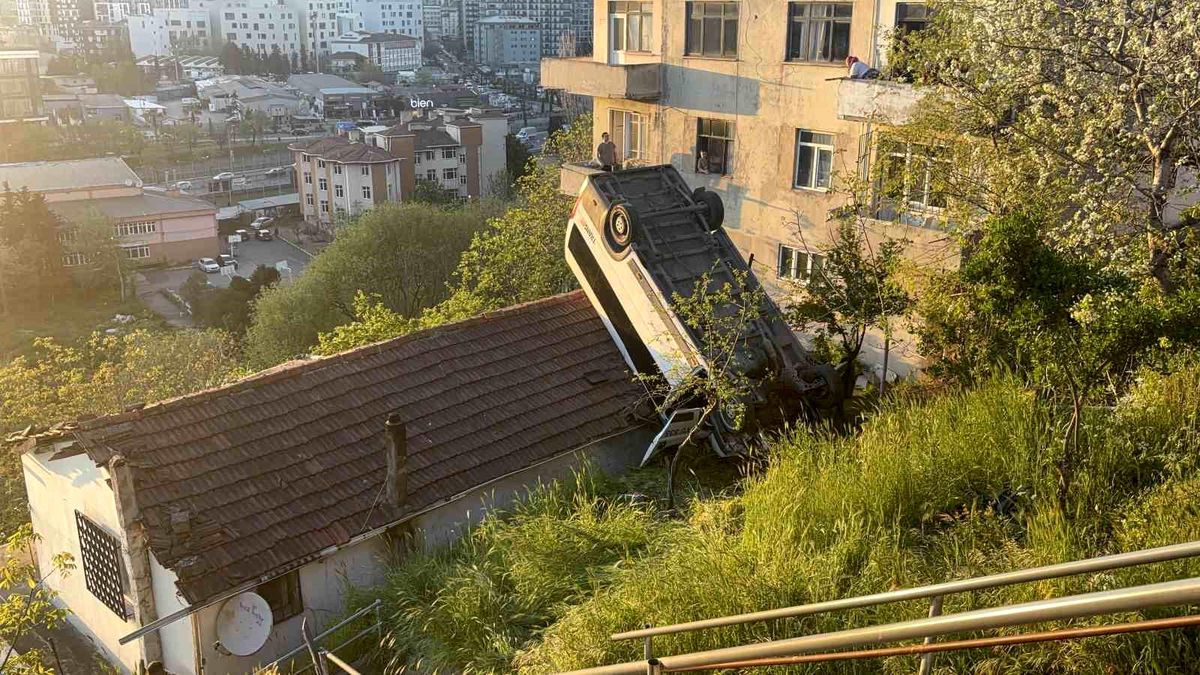 Kağıthane\'de Servis Aracı Gecekondunun Çatısına Uçtu