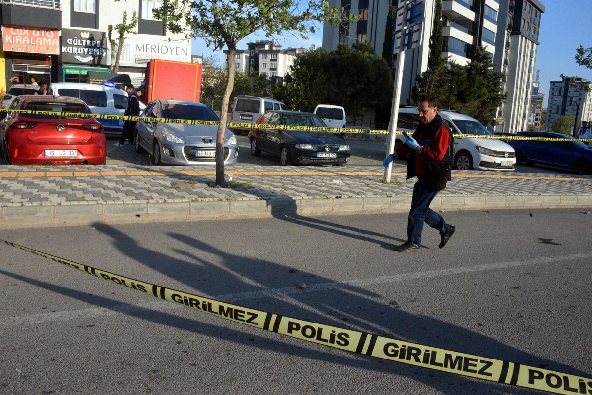 Kırmızı Işıkta Bekleyen Gençlere Silahlı Saldırı