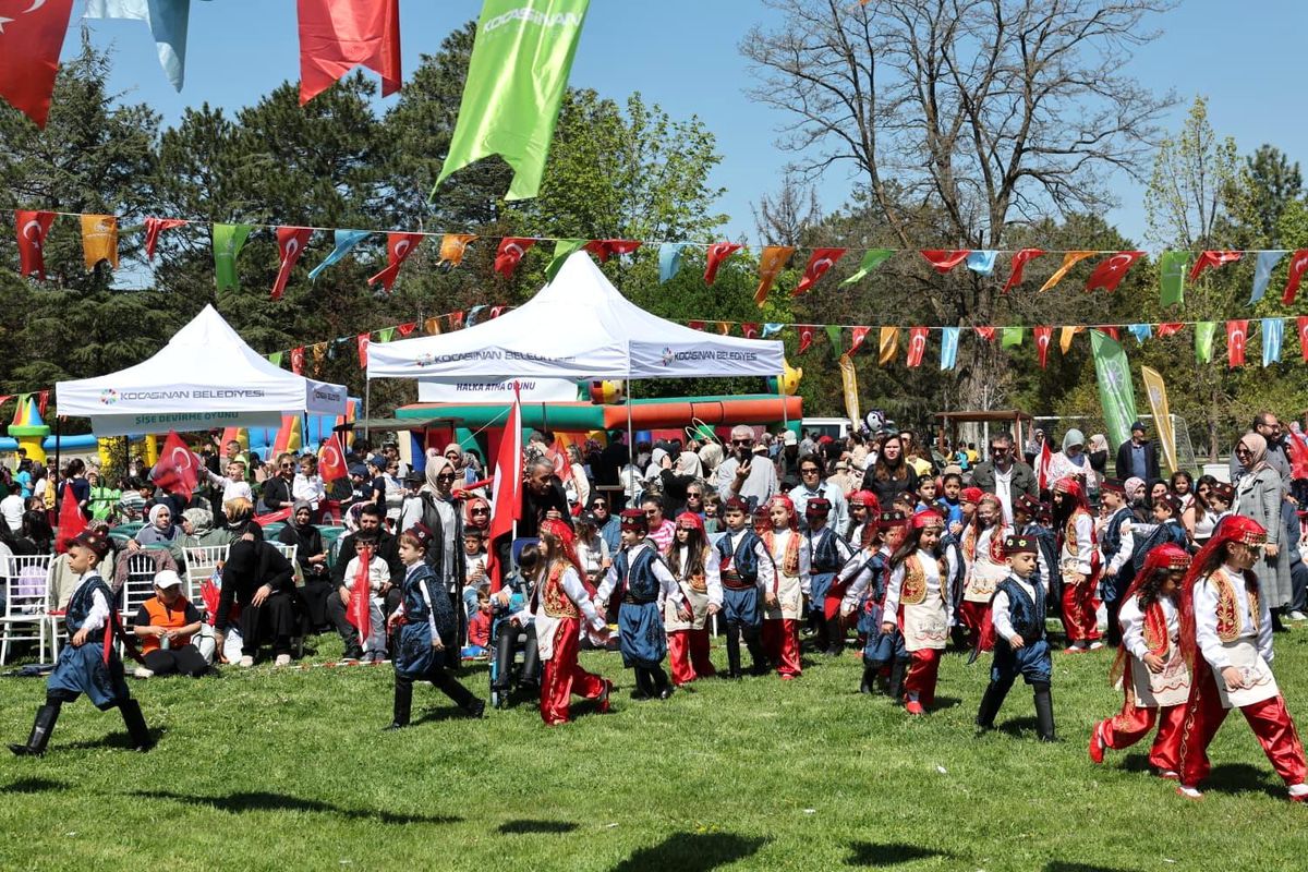 Kocasinan\'da bayram havasında geleneksel değerlerle renklenen çocuk şenliği