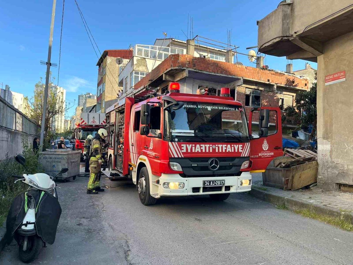 Küçükçekmece\'de Yangın Kontrol Altına Alındı