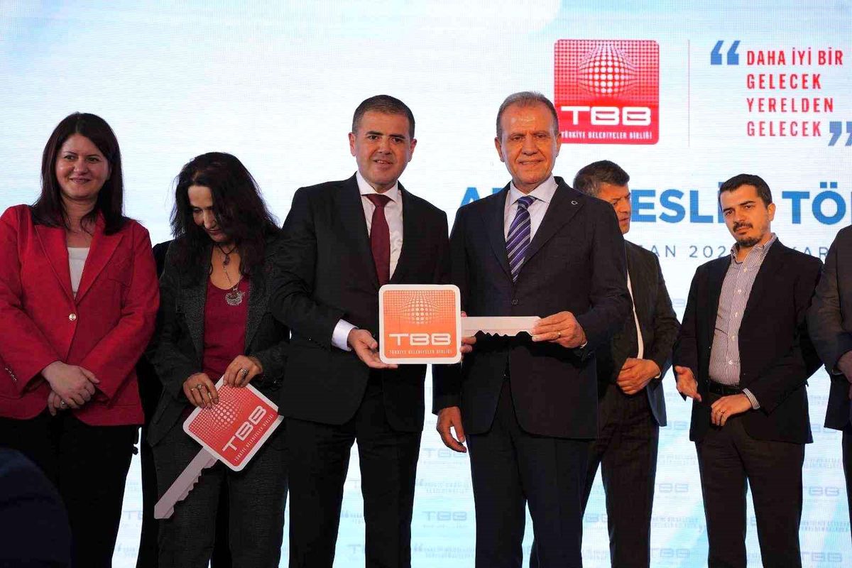 Mezitli Belediyesine ekskavatör desteği