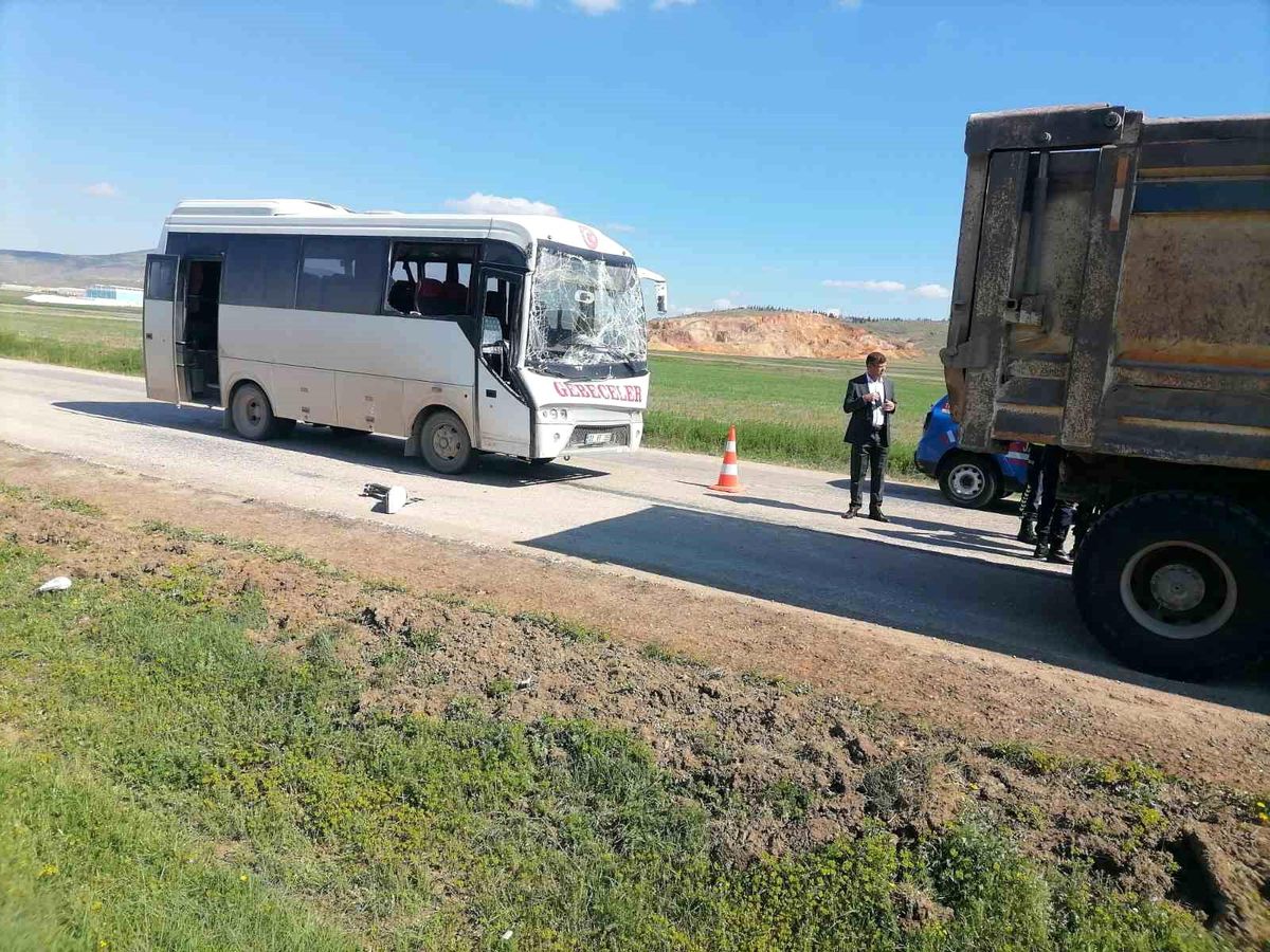 Midibüsün kamyona arkadan çarptığı kazada 3 kişi yaralandı