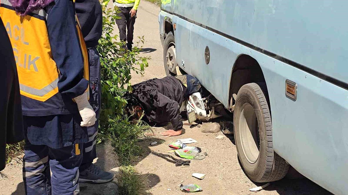 Minibüsün altında can pazarı: Motosikletliyi ekipler zamanla yarışarak kurtardı