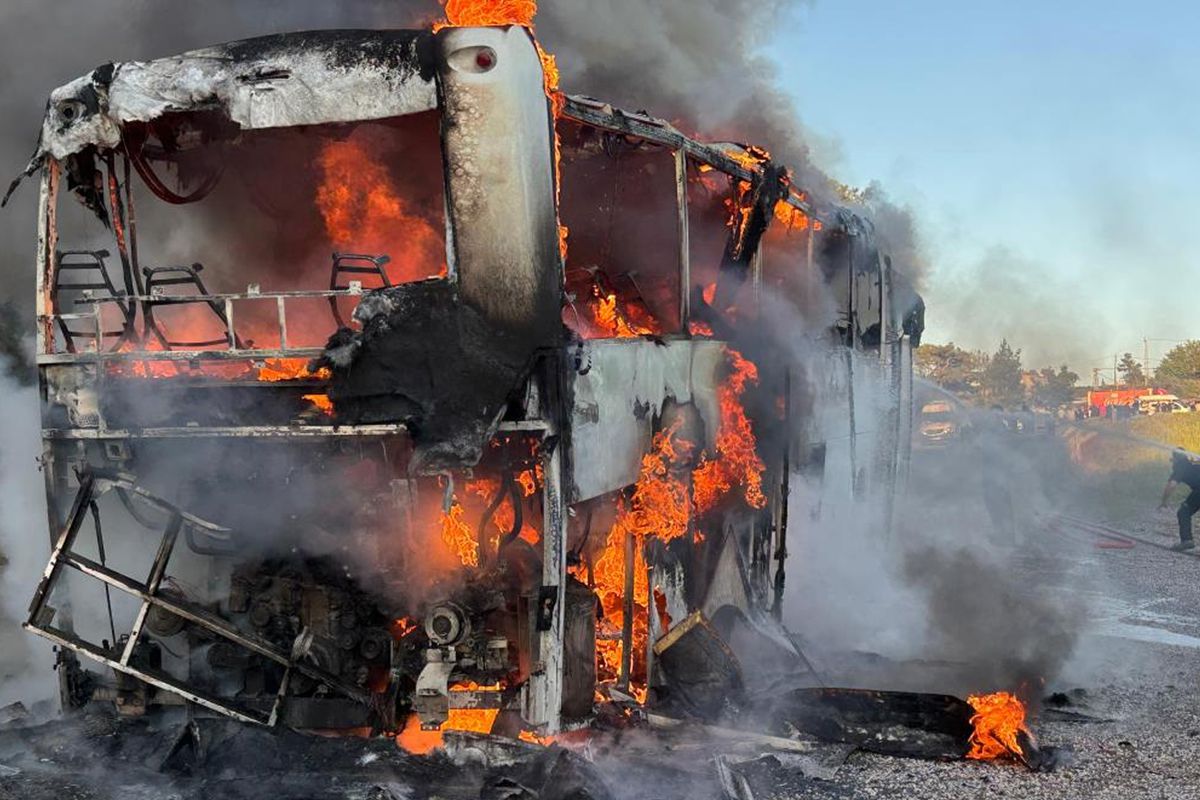Seyir halindeki tur otobüsü alev topuna döndü