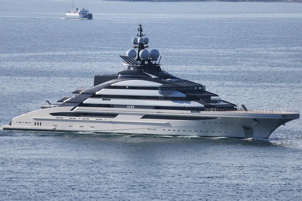 Putin\'in müttefikine ait 500 milyon dolarlık süper yat, Hürmüz Boğazı\'nı geçti