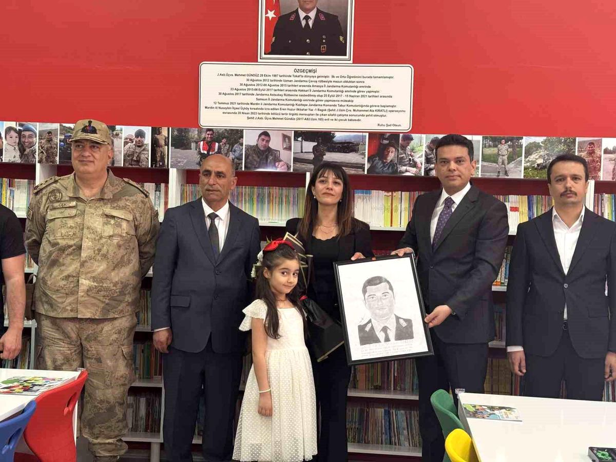 Silah arkadaşları Şehit Astsubay Mehmet Gündüz\'ün adını kütüphanede yaşatıyor