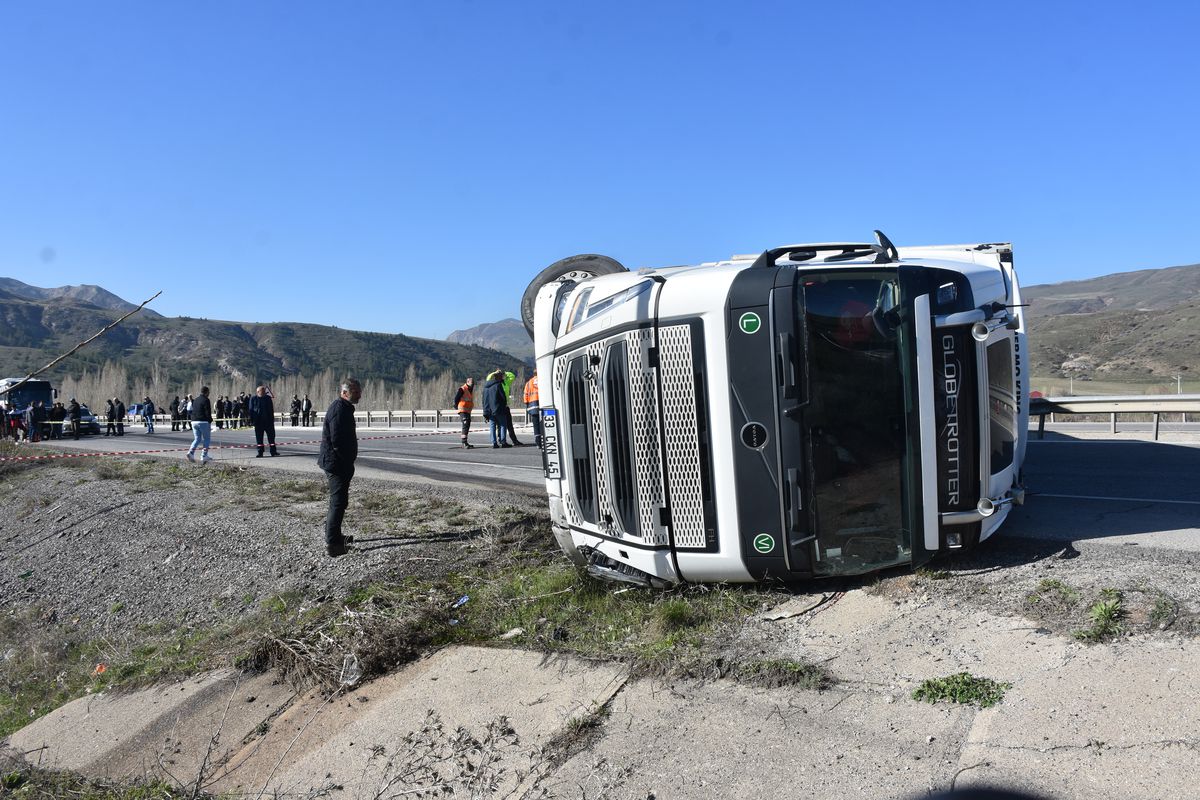 Sivas-Kayseri Yolunda TIR Devrildi