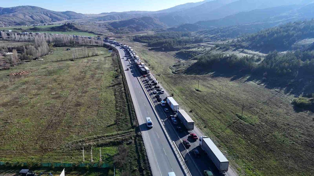 Sivas\'ta Tır Devrildi, Yol Kapandı
