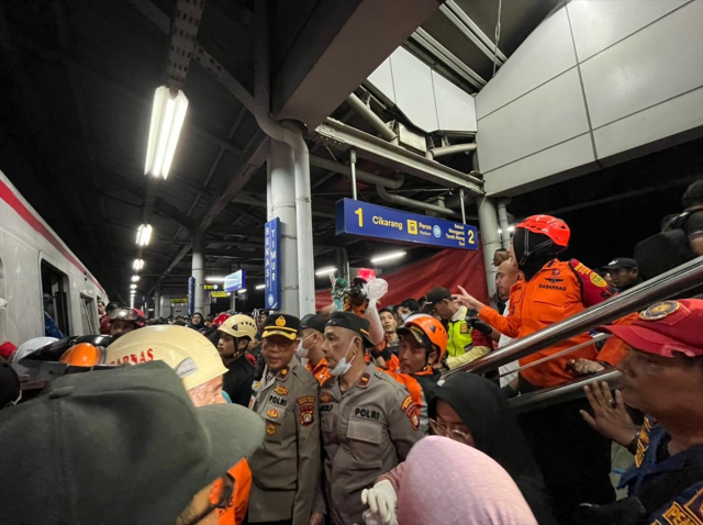 Tren faciası ülkeyi sarstı: 14 ölü, 38 yaralı