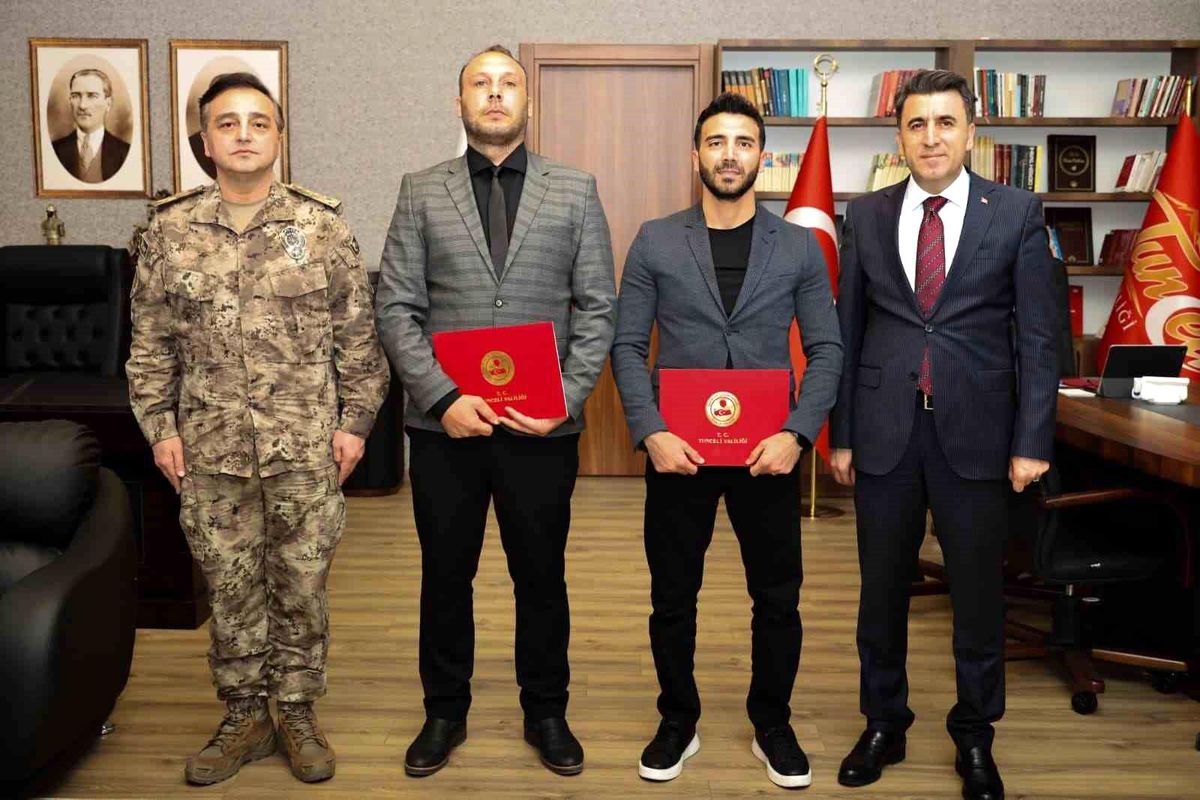Tunceli\'de Kahraman Polisler Çocuğu Kurtardı