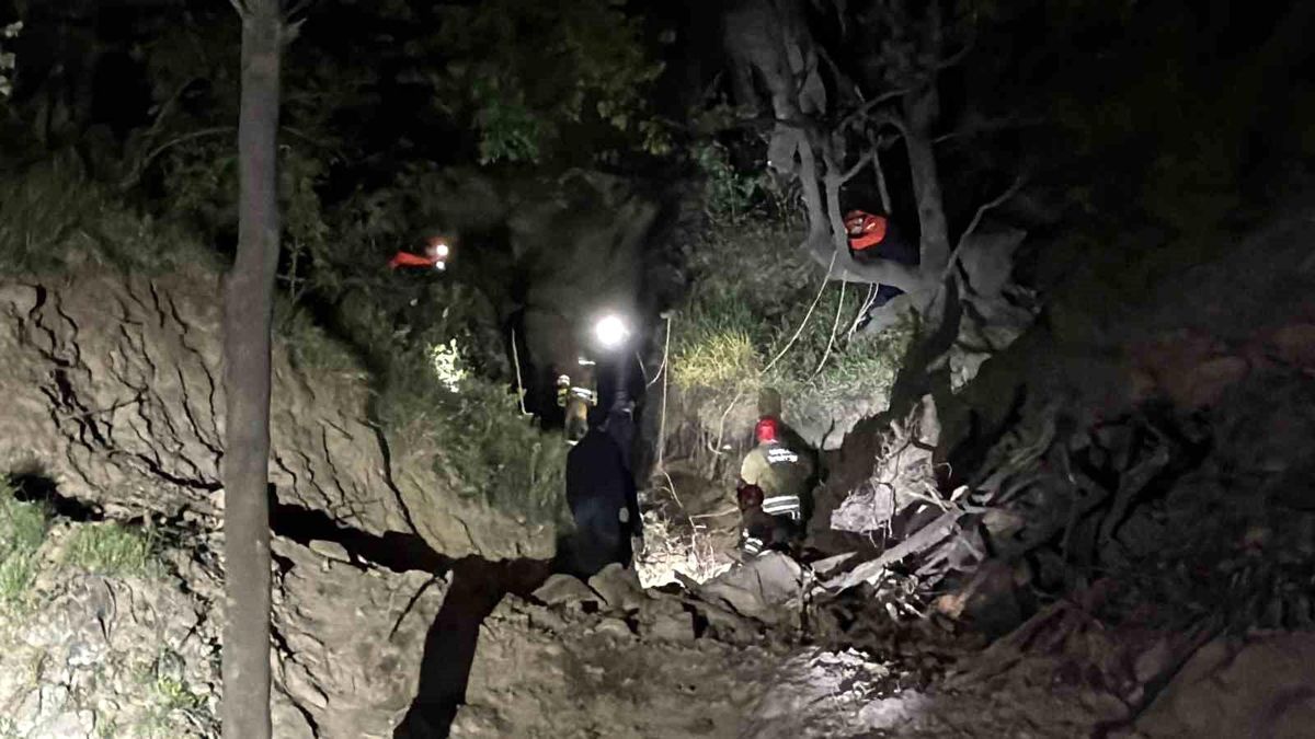 Düzce\'de Uçurum Yolu Kaza: Üç Kişi Kurtarıldı