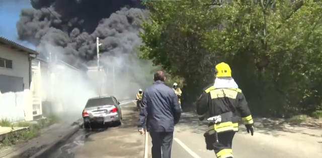 Rusya'da Ukrayna'nın vurduğu petrol rafinerisindeki yangın devam ediyor